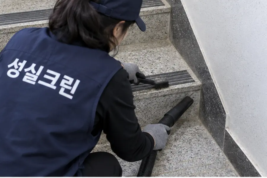도봉구 계단청소 논슬립·모서리 작업 장면